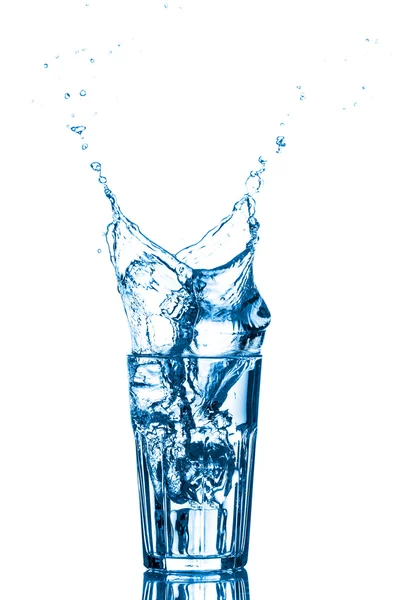 얼음이 섞인 물 한 컵 — 스톡 사진