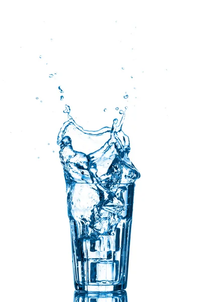 Glas Wasser mit Eiswürfeln — Stockfoto