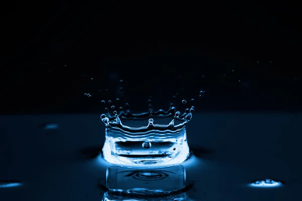 Salpicadura de agua en negro —  Fotos de Stock