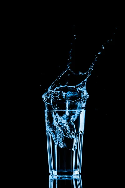 Bicchiere d'acqua con cubetti di ghiaccio — Foto Stock