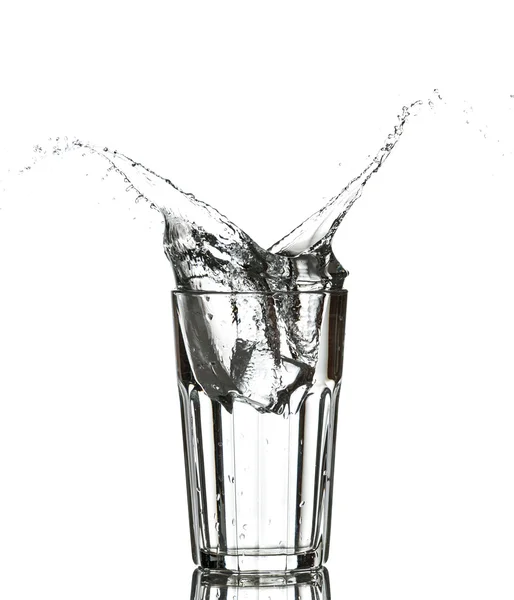 Glas Wasser mit Eiswürfeln — Stockfoto