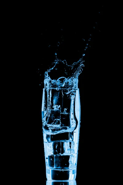 Стакан воды с кубиками льда — стоковое фото