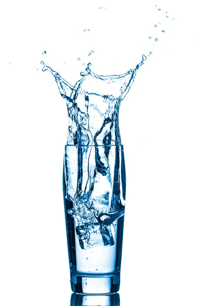 Glas Wasser mit Eiswürfeln — Stockfoto