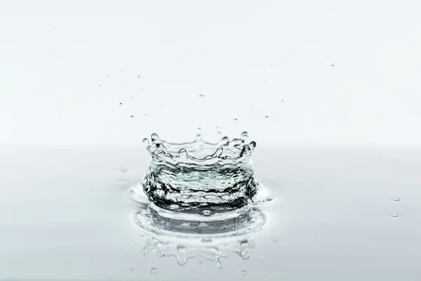 Water splash op wit — Stockfoto