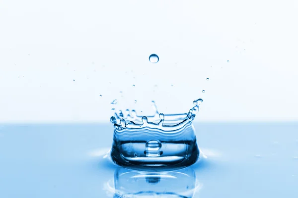 Stropire de apă pe alb — Fotografie, imagine de stoc