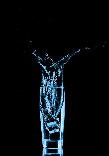 Bicchiere d'acqua con cubetti di ghiaccio — Foto Stock