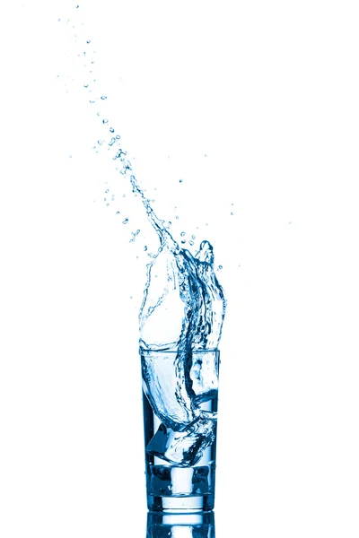 Glas Wasser mit Eiswürfeln — Stockfoto