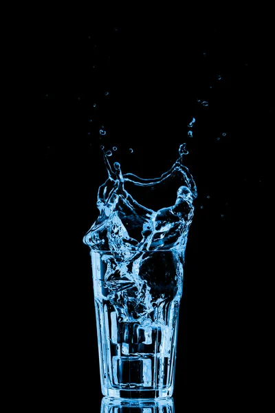 Glas vatten med isbitar — Stockfoto