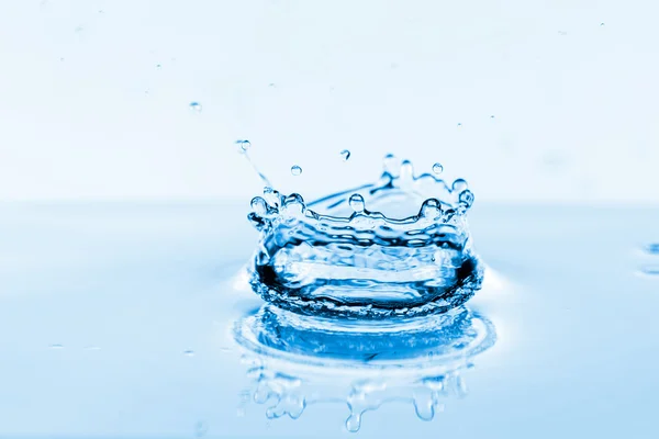 Salpicadura de agua en blanco —  Fotos de Stock