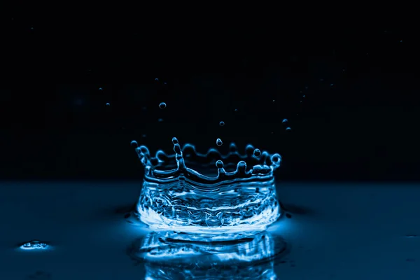 Wasserspritzer auf schwarz — Stockfoto