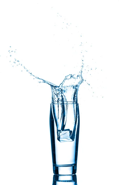 Glas Wasser mit Eiswürfeln — Stockfoto