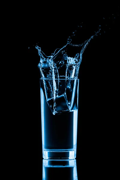 Glas Wasser mit Eiswürfeln — Stockfoto