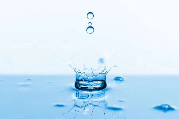 Water splash op wit — Stockfoto