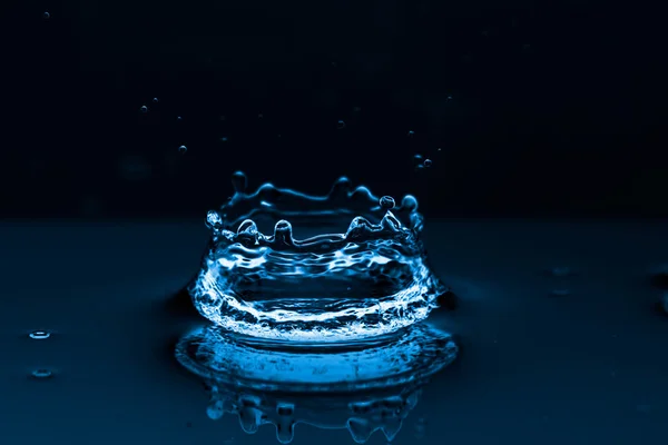 Salpicadura de agua en negro —  Fotos de Stock