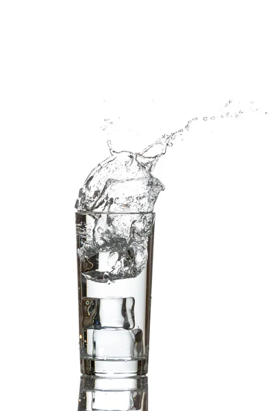 Glas Wasser mit Eiswürfeln — Stockfoto