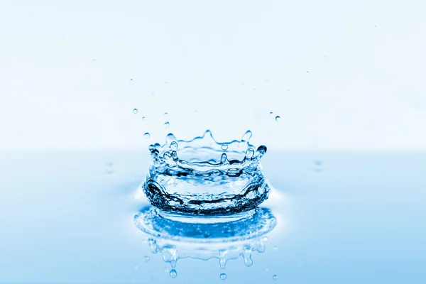 Plusk wody na białej — Zdjęcie stockowe