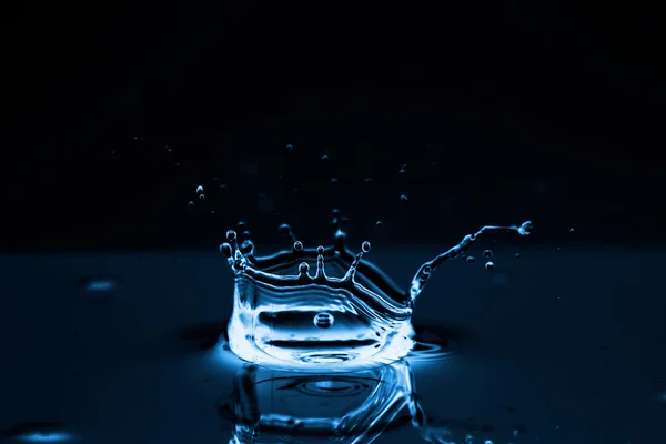 Salpicadura de agua en negro — Foto de Stock