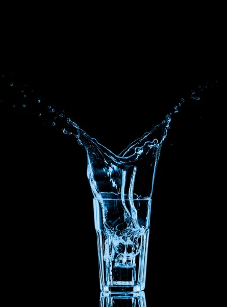 Glas Wasser mit Eiswürfeln — Stockfoto