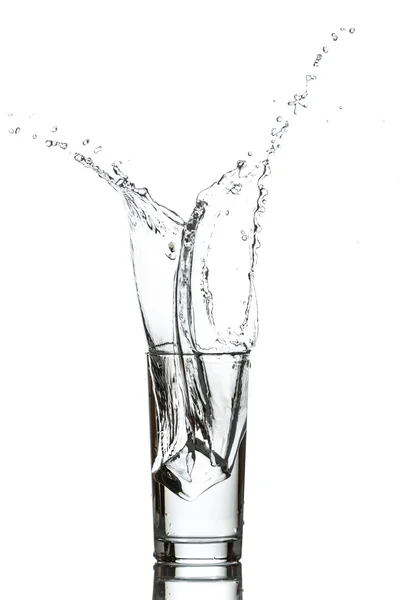 Sticlă de apă cu cuburi de gheață — Fotografie, imagine de stoc