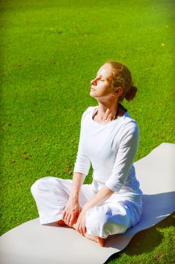 Kadın yoga yapıyor.