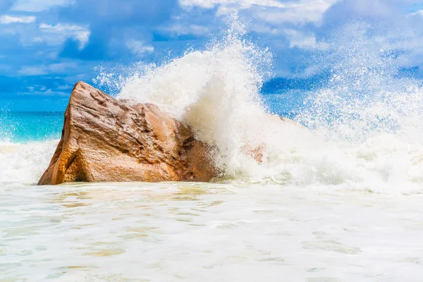 Granieten rotsen op strand — Stockfoto