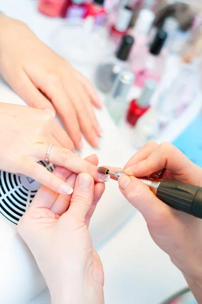 Fazendo manicure — Fotografia de Stock