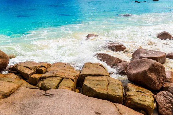 Rocce di granito sulla spiaggia — Foto Stock