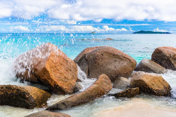 Granito rochas na praia — Fotografia de Stock