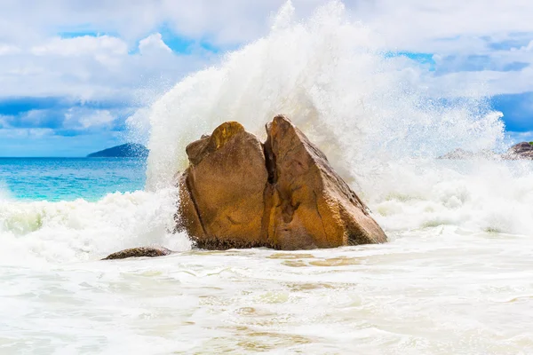 Granieten rotsen op strand — Stockfoto