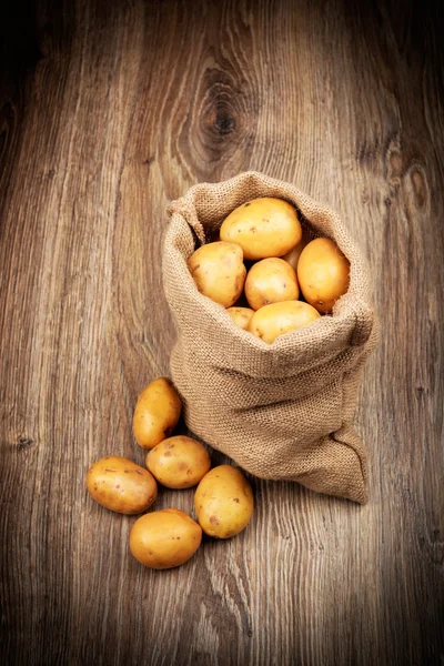 Aardappelen in zak — Stockfoto