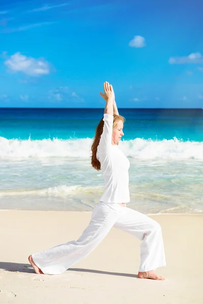 Woman practicing yoga — Stock Photo, Image