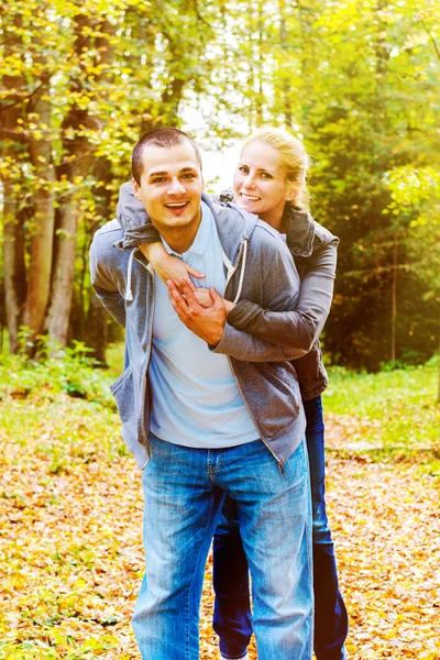 Casal no parque — Fotografia de Stock