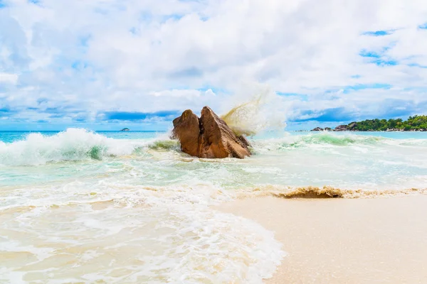 Rochers de granit sur la plage — Photo