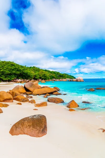 Granito rocas en la playa — Foto de Stock