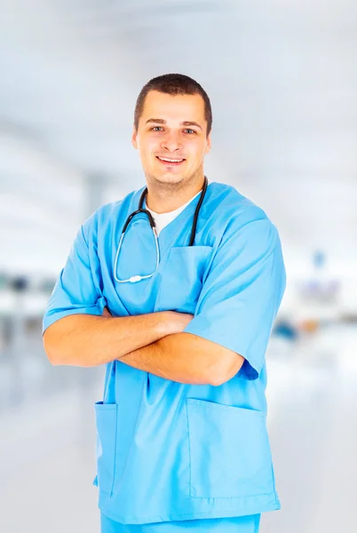 Mannelijke arts staat in het ziekenhuis — Stockfoto