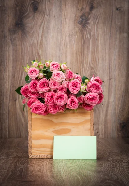 Rosas y tarjeta de felicitación — Foto de Stock