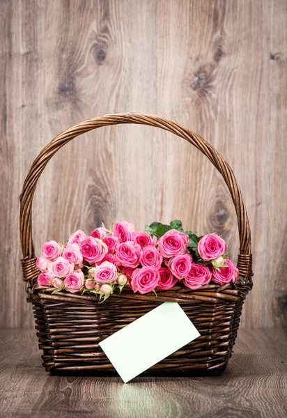 Rosas e cartão de felicitações — Fotografia de Stock