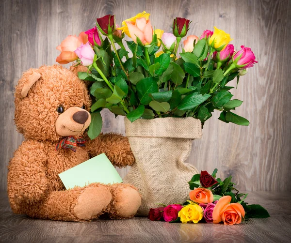 Rosen und Teddybär — Stockfoto