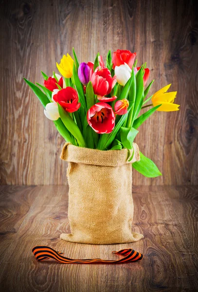 Hermosos tulipanes en saco — Foto de Stock