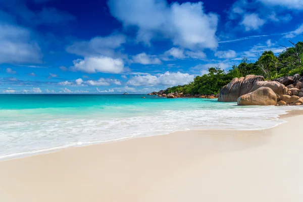 Тропический пляж на Сейшелах — стоковое фото