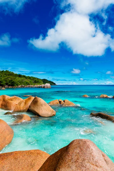 Granito rocas en la playa — Foto de Stock