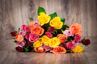 Gül ahşap arka plan üzerinde