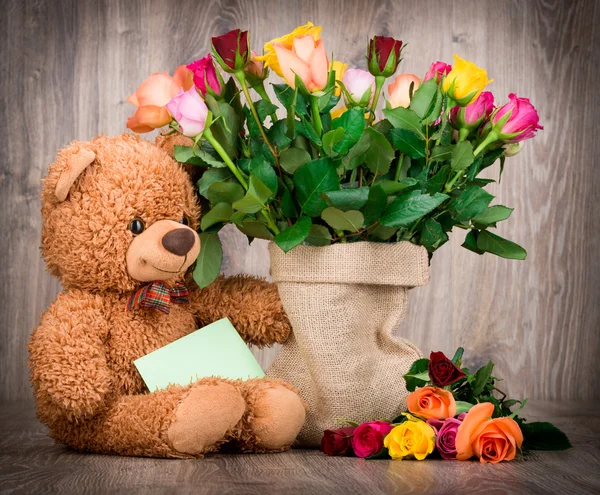 Rosas y oso de peluche — Foto de Stock