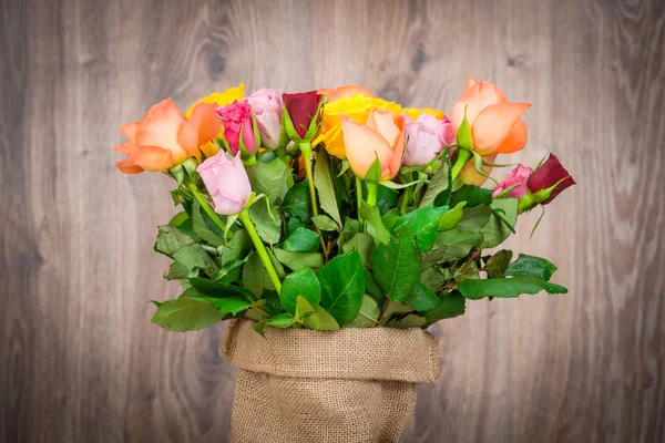 Hermosos tulipanes en saco — Foto de Stock
