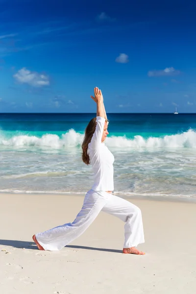 Vrouw die yoga beoefent — Stockfoto