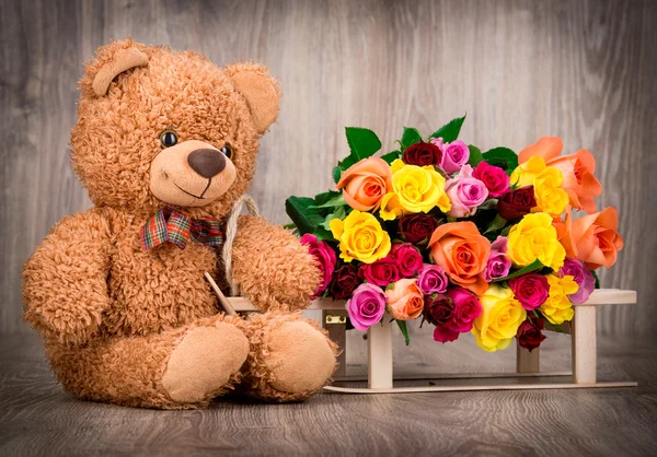 Rosas y oso de peluche — Foto de Stock