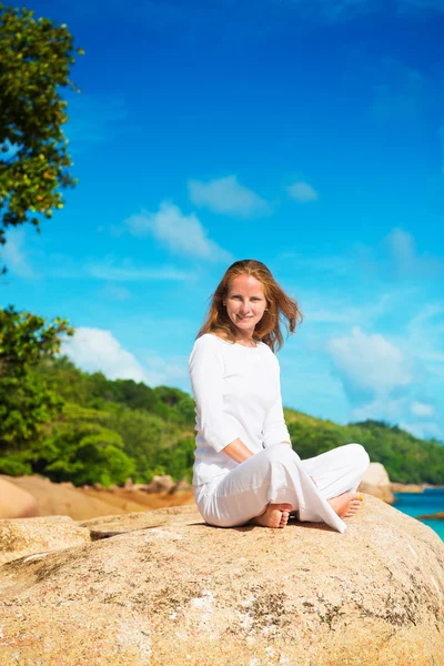 Vrouw praktizerende yoga meditatie — Stockfoto