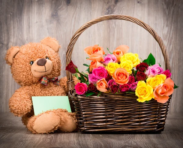 Frische Rosen mit Teddybär — Stockfoto