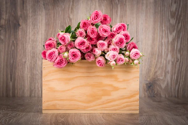 Pink roses in wooden box — Stock Photo, Image