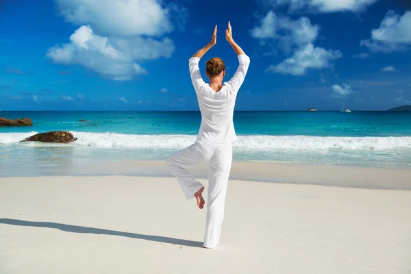 Woman practices exercise — Stock Photo, Image